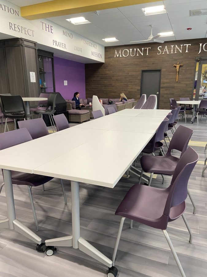 New lunch table located in fontbonne. 