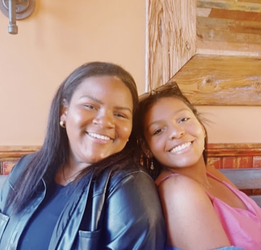 Sydney Okeke '22 and Sam Ammons '22 take a picture break during their lunch to cheerfully pose for a picture. 