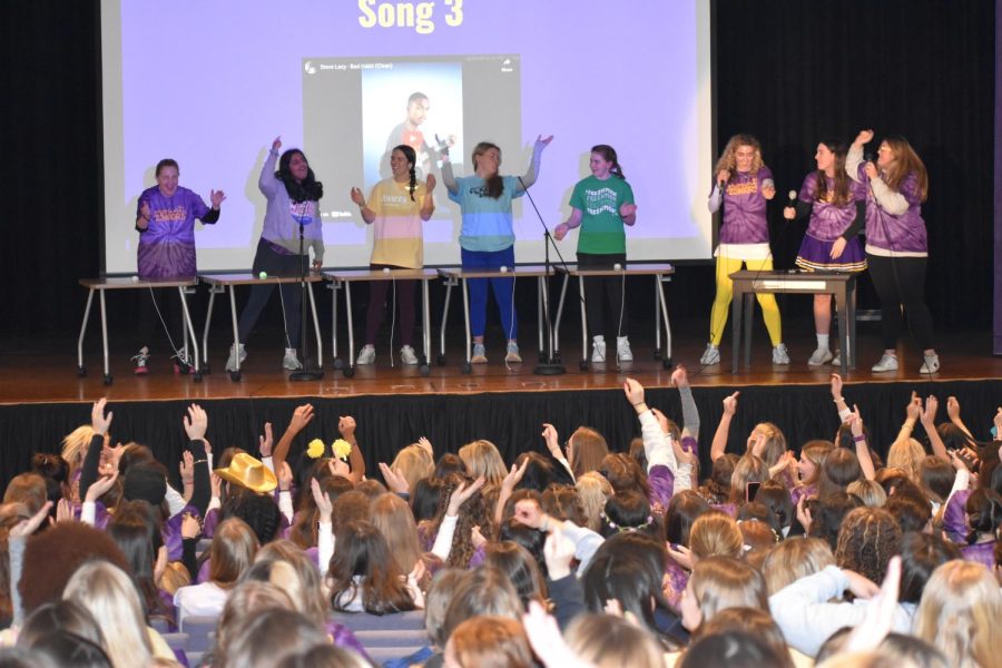 Señora Hoffman, Uma Padmanabhan '23, Julia Burns '24, Katie Lamb '25 and Phia Sett '26 clap along to "Bad Habit" by Steve Lacy during the Charity Day '23 Finish the Lyrics competition. 