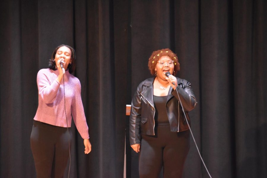 Karli Cottom '23 and Saanai Jones '24 sing a soulful duet of "Valerie" by Amy Winehouse during Charity Day 2023. 