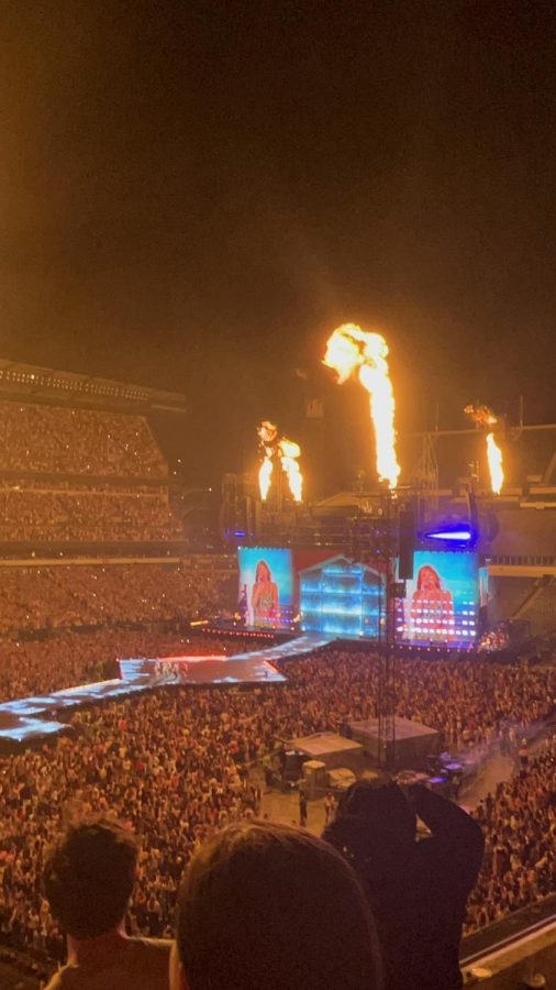 Fire lights up the Linc as Taylor sings "Bad Blood" a song about having beef with another female singer. 