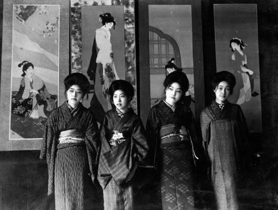 Artist Shima Seien is pictured third from the left