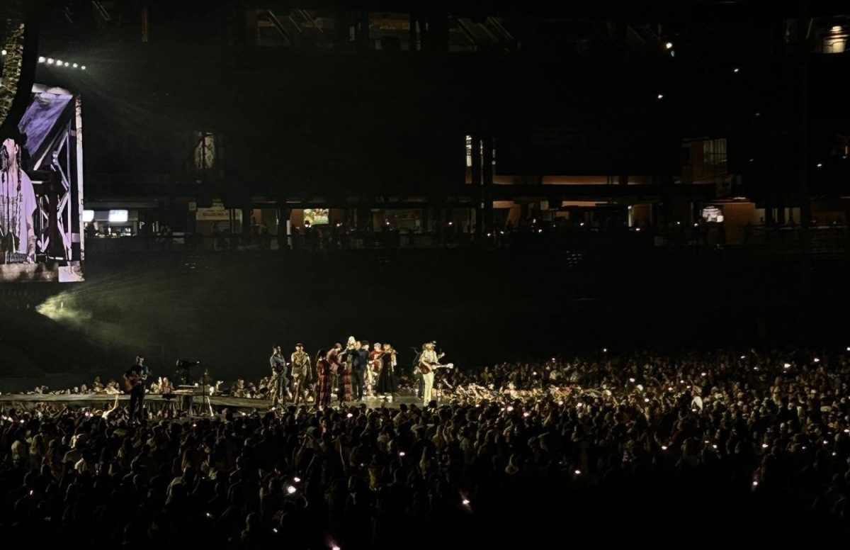 The Lumineers singing “Stubborn Love” as the show comes to a close.