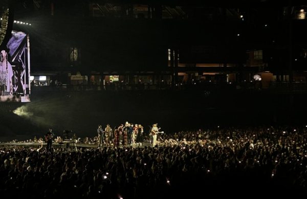 The Lumineers singing “Stubborn Love” as the show comes to a close.