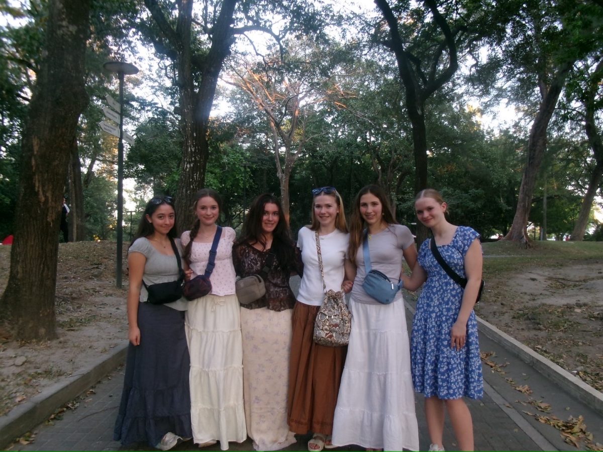 From left: Olivia Mele ‘27, Madeline McLean ‘27, Lily McGann ‘27, Katie Collins ‘27, Elyse McGlynn ‘27, Evie Lauinger ‘27 pose for a photo in a park in San Salvador